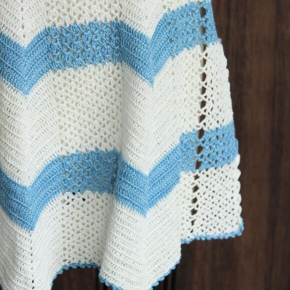 Vintage 1950s 1960s Half Apron, Crocheted in White and Blue,  Retro Kitchen - Picture 4 of 10